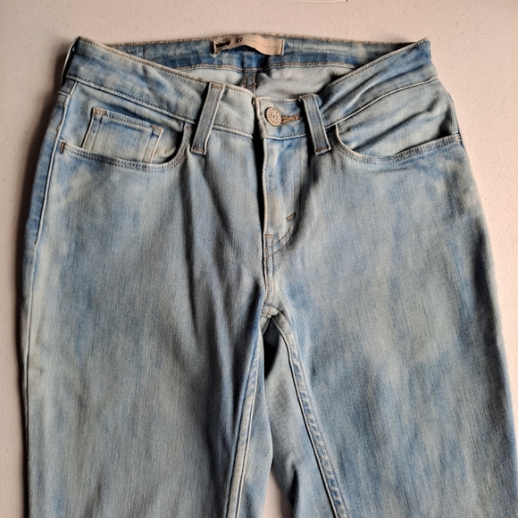 Levi's Light Wash Skinny Jeans - Picture 4 of 8